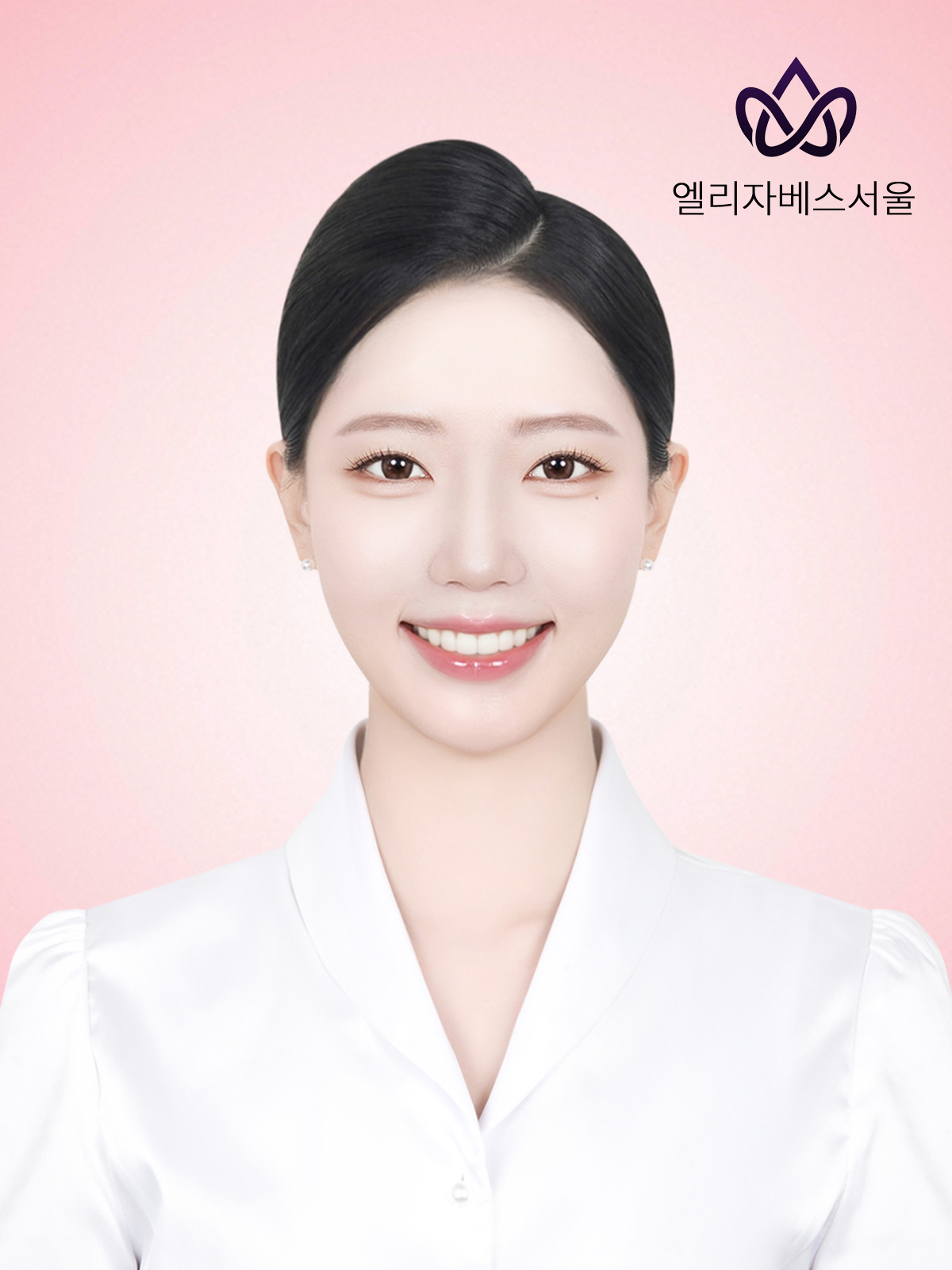 분홍색 배경 앞 흰 블라우스를 입은 승무원 상반신 증명사진