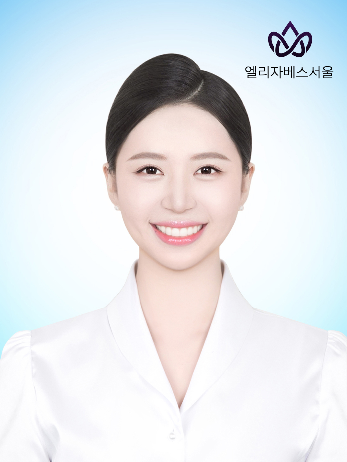 하늘색 배경에서 흰색 블라우스를 입고 미소를 짓고 있는 승무원 지원자의 상반신 증명사진.