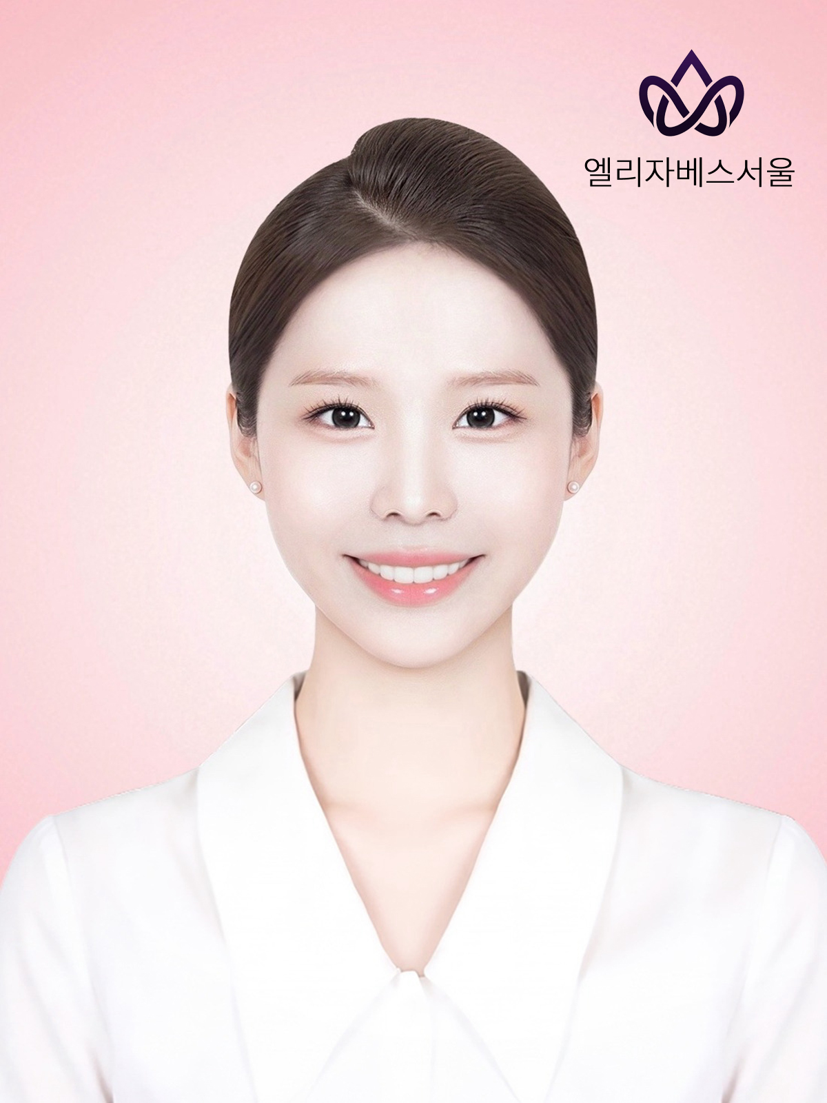 연분홍색 배경에 흰색 블라우스를 입고 미소 짓는 승무원 지원자의 상반신 증명사진